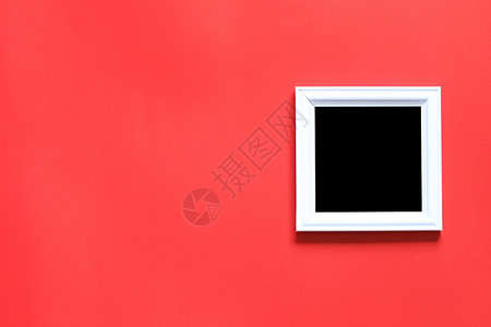 红色画纸背景上的白照片框供设计圣诞概念时使用图片