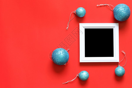 空白的黑色照片框和红背景的圣诞节装饰用于您工作概念的设计图片