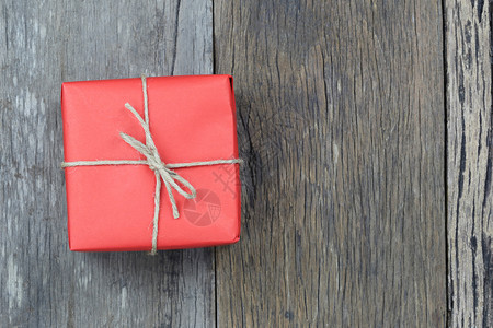 红礼品盒放在木制地板上圣诞节概念中复制设计空间图片