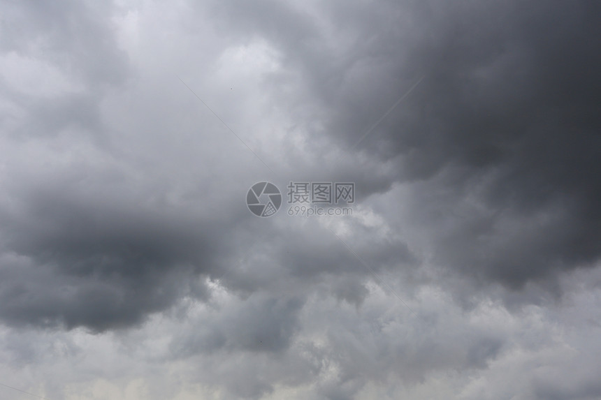 云层在天空中形成以气候为概念白天的恶劣气图片