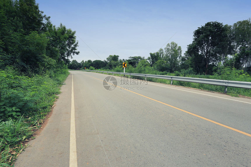 荒无人烟的乡村道路图片