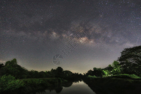 泰国农村的银河系和道风景的双影树图片