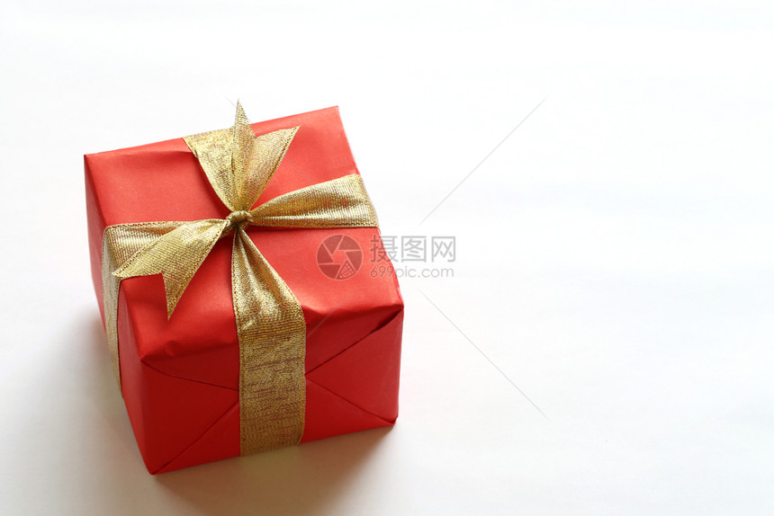 红色礼物盒在白上隔绝特写在圣诞工作概念的设计上图片