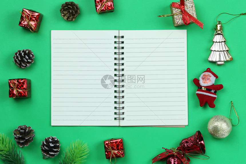 圣诞装饰设备和绿纸背景的空白并有供设计使用的复制空间图片