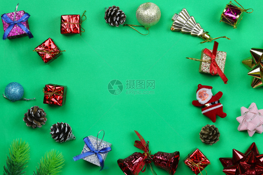 圣诞装饰设备绿色纸背景复制空间您的设计图片
