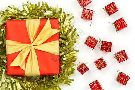 红礼物盒圣诞装饰品白色背景复制空间你的设计图片