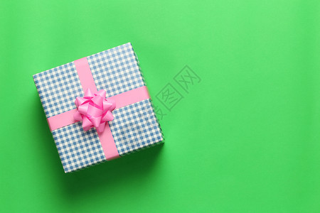 蓝色礼物盒堆蓝圣诞礼物盒放置在绿色艺术纸地板上并复制工作设计空间背景