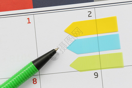 绿色笔指向第2天日历背景上的空区域用于设计您的工作概念图片