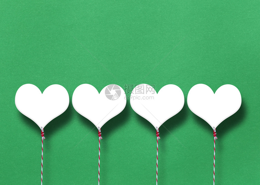 爱与情人节概念的绿纸背景上白心图片