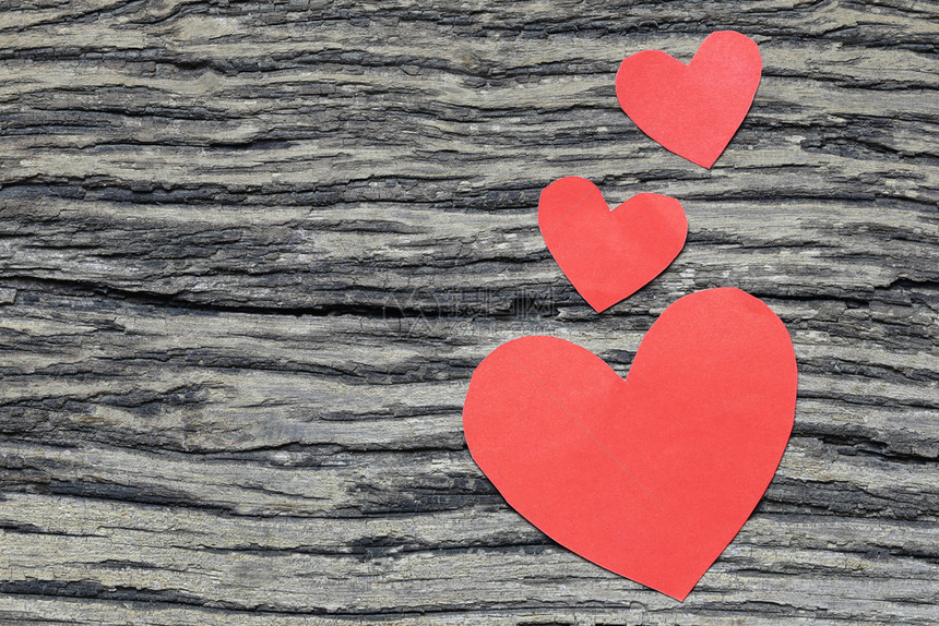 红心纸在木制地板上并复空间设计在你的爱或情人节概念图片