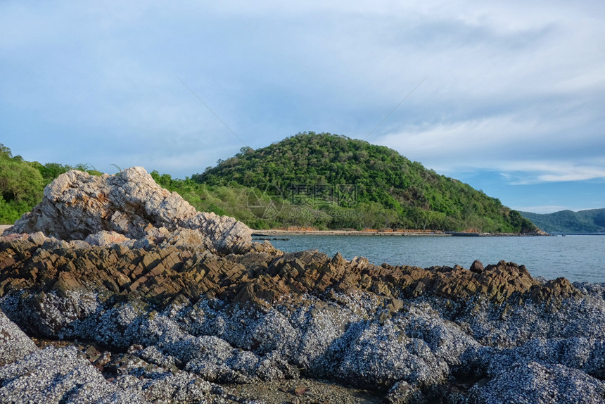 日间山区和沿海岩石泰国春布里的科阿斯塔尔图片
