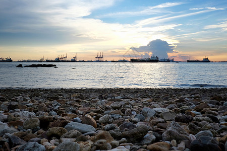 深海港口和货船及沿海泰国清布里省白海图片