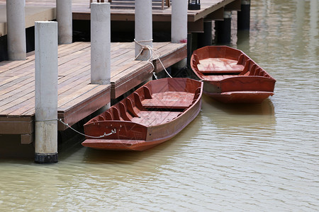 泰国传统木船漂浮在水市场贸易港的上图片