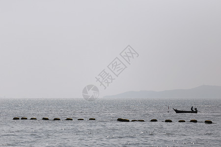 小渔船在海上阳光照耀在海上高清图片