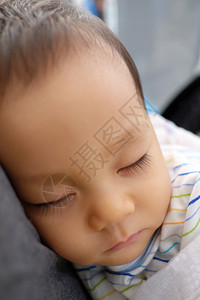 亚洲儿童在父亲外睡觉图片