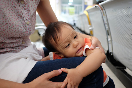 亚洲男孩有strabismus是贪婪的在健康和医疗概念上是婴儿的肖像图片