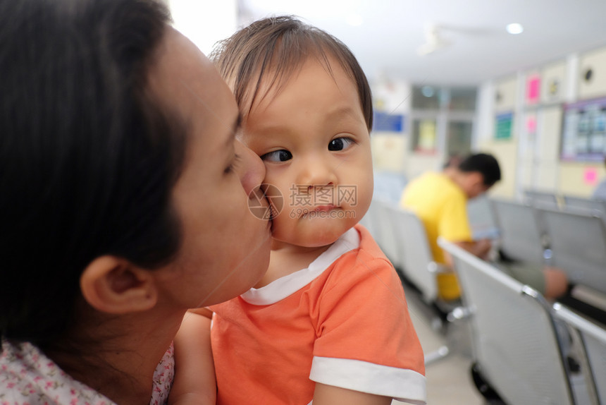 亚洲母亲怀着婴儿认为母亲对婴儿的爱是幸福图片