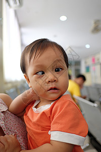 亚洲男孩有strabismus婴儿在健康和医疗概念上的纵向背景图片