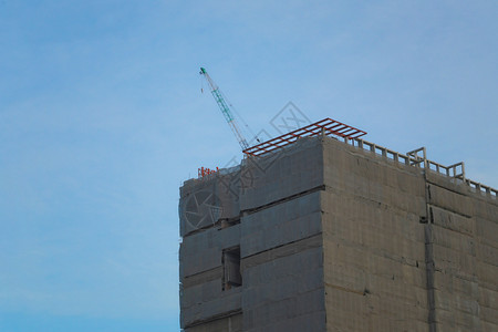 在蓝天背景下正建造中的高楼有复制空间背景图片