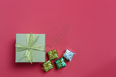 圣诞礼物盒和红画纸背景的装饰品在圣诞节概念中可以复制设计空间图片