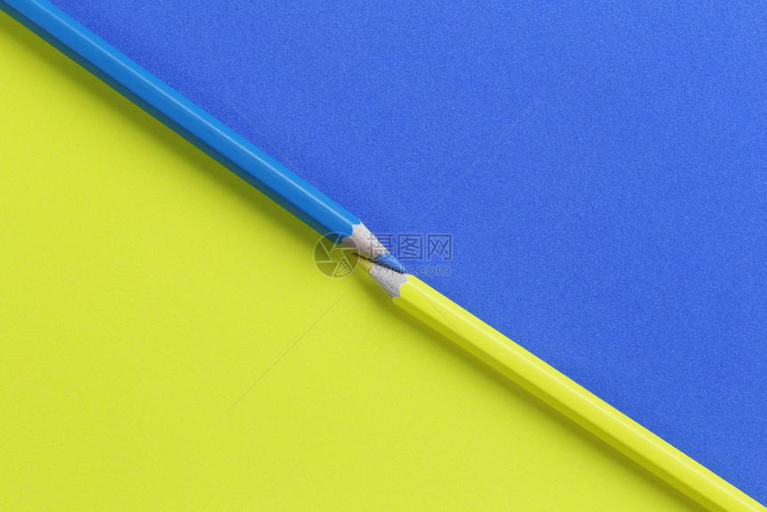 艺术纸上的黄色和蓝铅笔颜在您的工作概念中可以复制设计空间图片