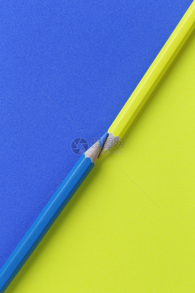 艺术纸上的黄色和蓝铅笔颜在您的工作概念中可以复制设计空间图片