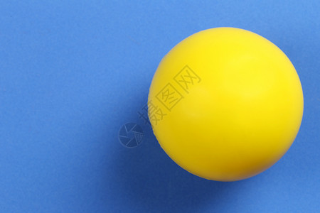 黄球放在右边的蓝色背景上并有复制空间用于设计图片