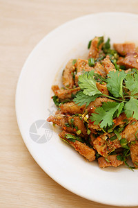 辣味烤猪肉沙拉泰国菜中的一道图片