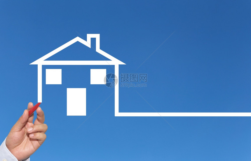 一位商人的手画了一栋蓝色背景的白房子并拥有设计空间的复制图片