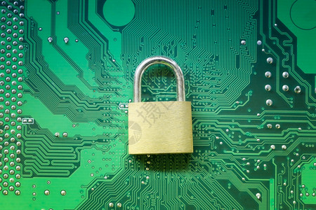 在网络安全概念中主键或GoldPadlock在电子主机上的背景图片