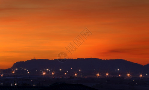 日落后城市和山峰的景色闪耀在黄昏中设计你的作品图片