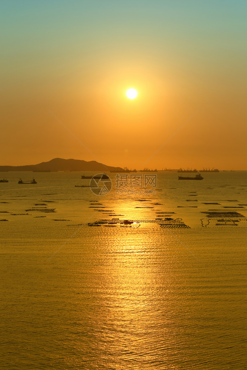 俯视KohSichang和海上货船的日落风景图片