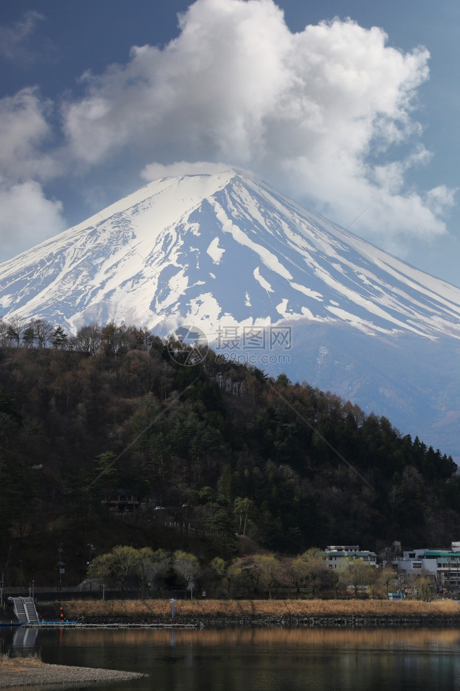 富士山在白天的空中川口子湖边风景图片