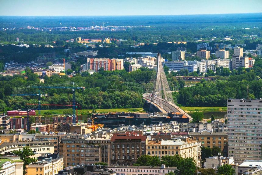 华沙天线建筑物的空中观察包括Vistula河上空的Swietokrzyski桥图片