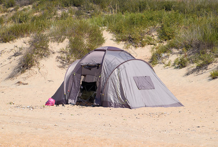 沙滩上的旅游帐篷沙滩上的游客泊车图片