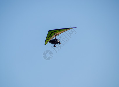 旅行者滑翔飞机在空中飞翔背景图片