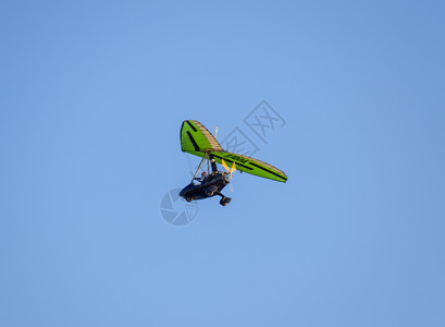 旅行者滑翔飞机在空中飞翔图片