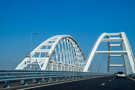 梅奈海峡俄罗斯塔曼克里米亚桥2018年7月9日克里米亚桥可航行的拱门克里米亚桥公路和铁的拱门沿着克里米亚桥驾驶21世纪的宏伟建筑新桥克里背景