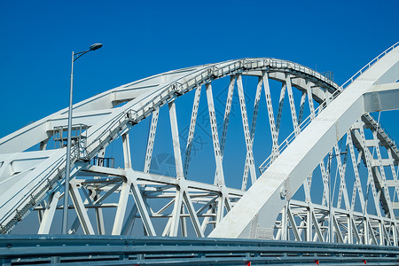 克里姆斯基克里米亚桥可航行的拱门克里米亚桥的公路和铁部分的拱门沿着克里米亚桥驾驶21世纪的宏伟建筑新桥克里米亚的公路和铁部分的拱门背景