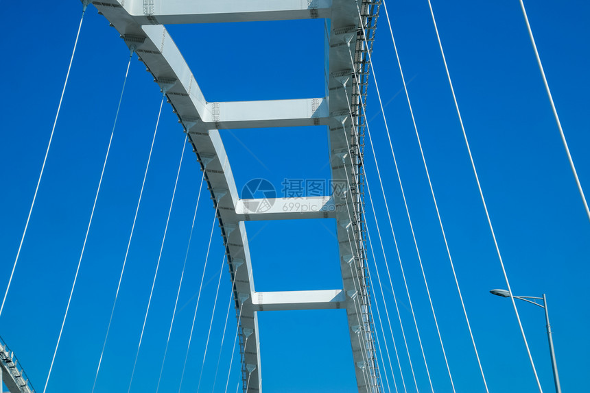 克里米亚桥可航行的拱门克里米亚桥的公路和铁部分的拱门沿着克里米亚桥驾驶21世纪的宏伟建筑新桥克里米亚的公路和铁部分的拱门图片