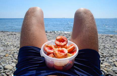 蜜桃跪下在杯子里雄毛腿上海滩在边度假桃子跪下在杯里雄毛腿上图片