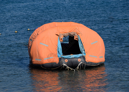 装有帐篷的充气船上有冠帐篷的充气船上有冠高清图片