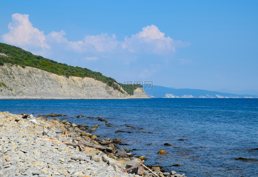 黑海ShirokayaBalka海滩靠近Novorossiysk黑海新罗西斯克附近的ShirokayaBalka海滩图片