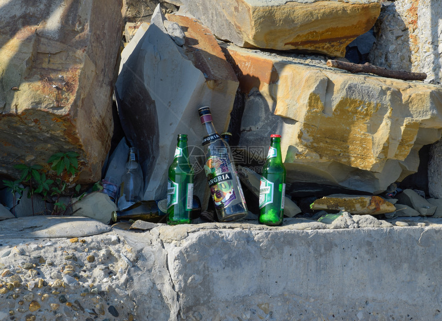 俄罗斯Novorossiysk2018年月6日空酒瓶人们丢弃垃圾诺沃罗斯西克海滩空酒瓶诺沃罗斯西克海滩图片