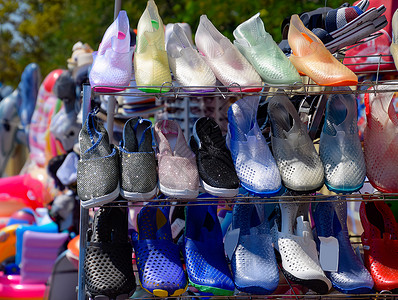 市场鞋架上的橡胶和硅胶凉鞋和运动鞋市场鞋架上的橡胶和硅胶凉鞋和运动鞋图片