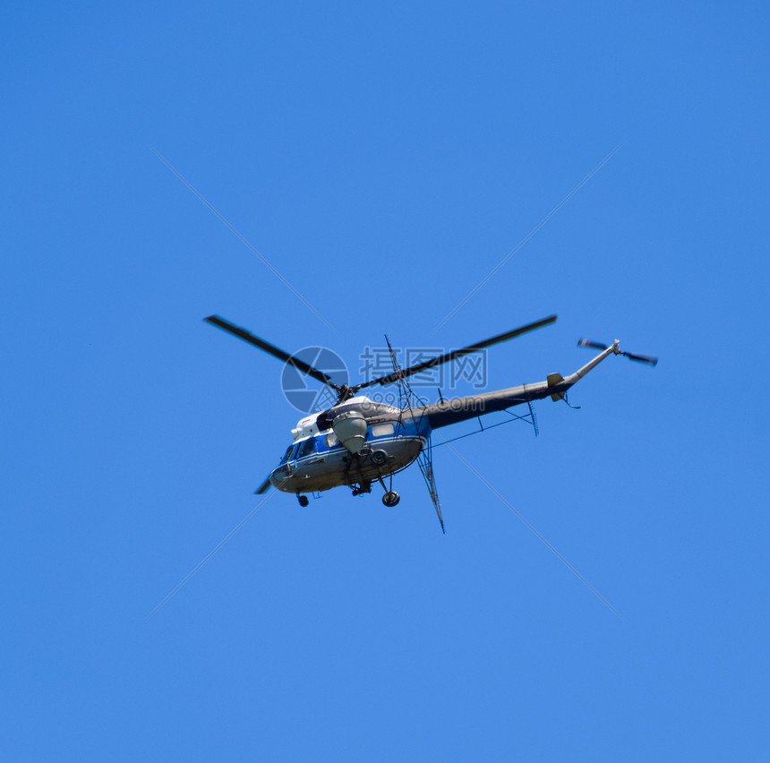 喷洒化肥的直升机图片