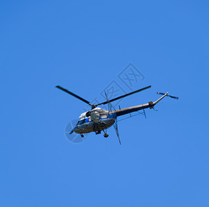 喷洒化肥的直升机图片