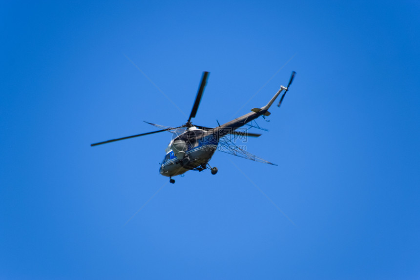 一架农业航空直升机在蓝天飞行图片