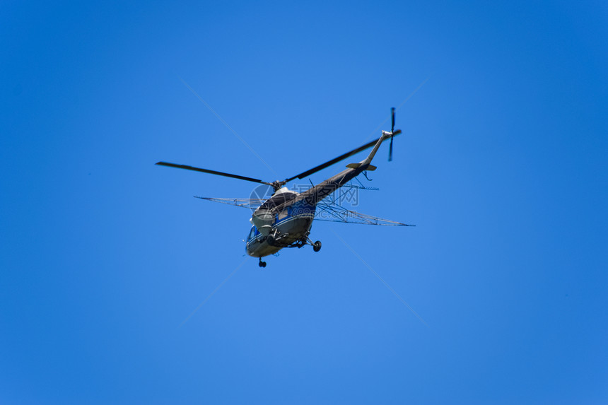 一架农业航空直升机在蓝天飞行图片