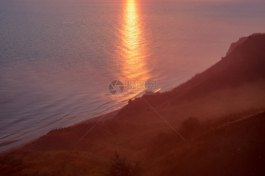 海上的黎明亚速海晨雾笼罩着海岸日出海上的黎明亚速海日出图片